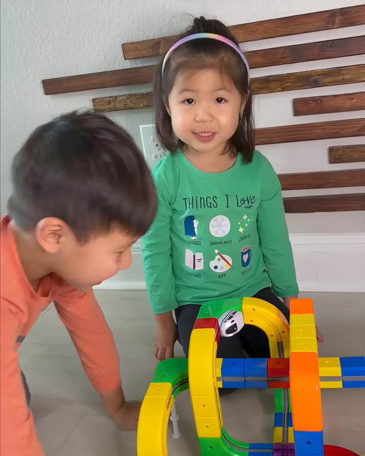 Dos niños construyendo juntos
