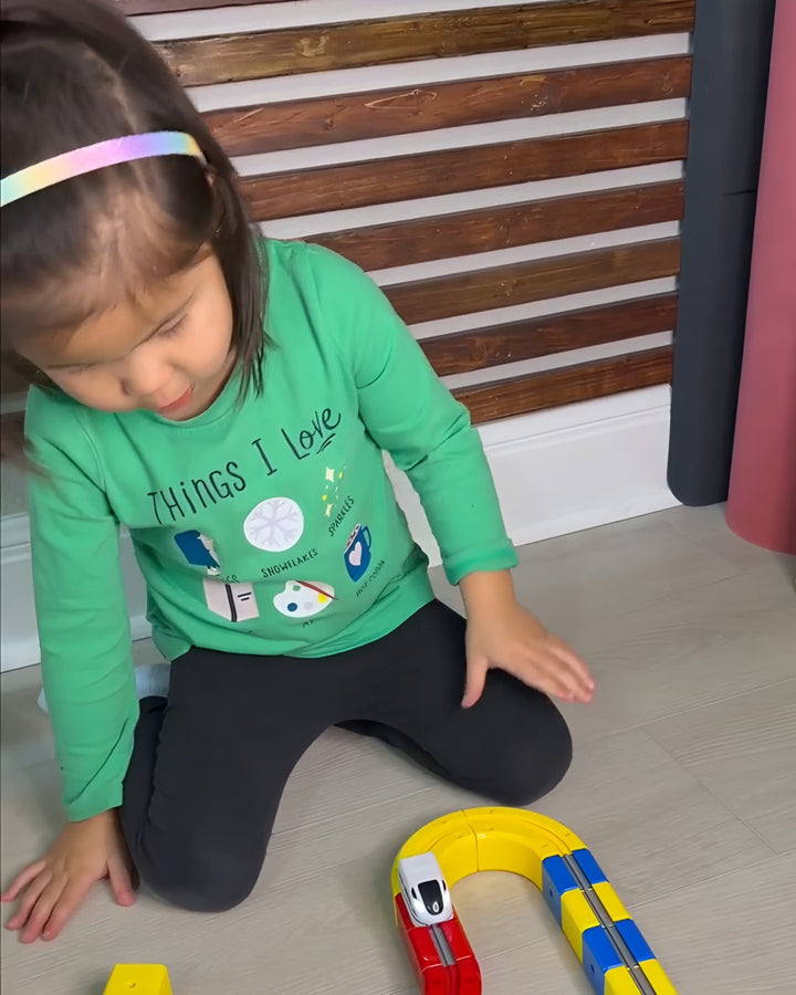 Niña montando una vía